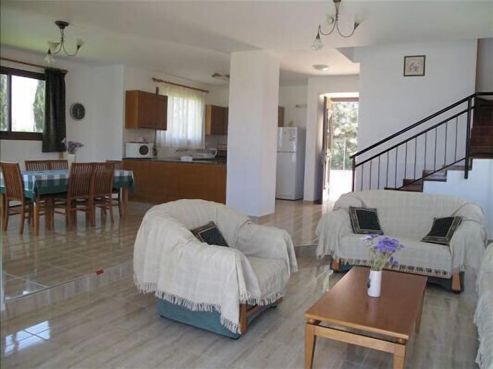 Chriseleni Latchi Villas