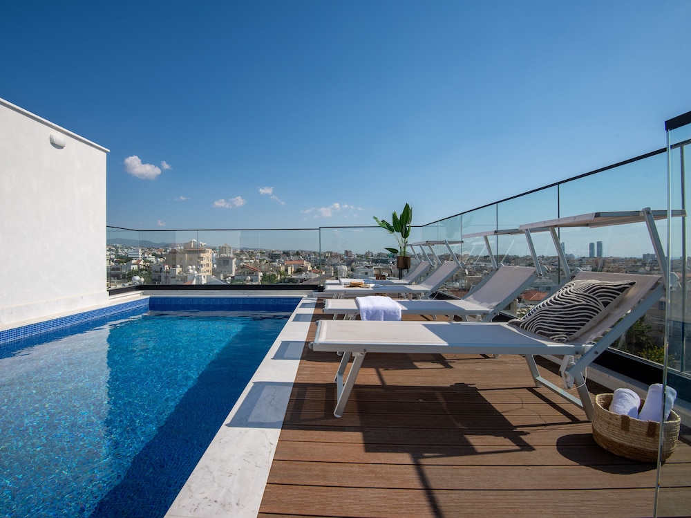 Sanders Crystal 2 - Popular Studio With Shared Rooftop
