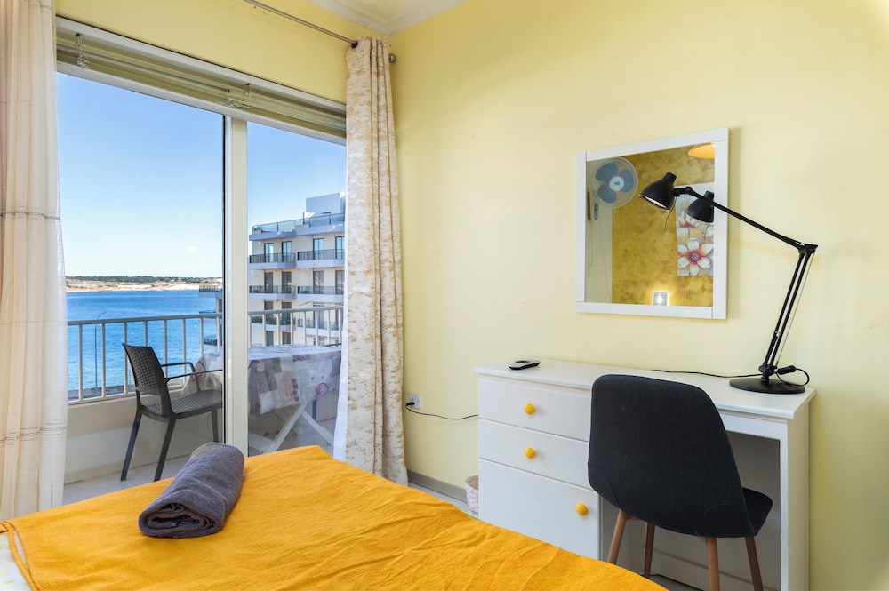 Cosy Apartment with Balcony & Sea Views