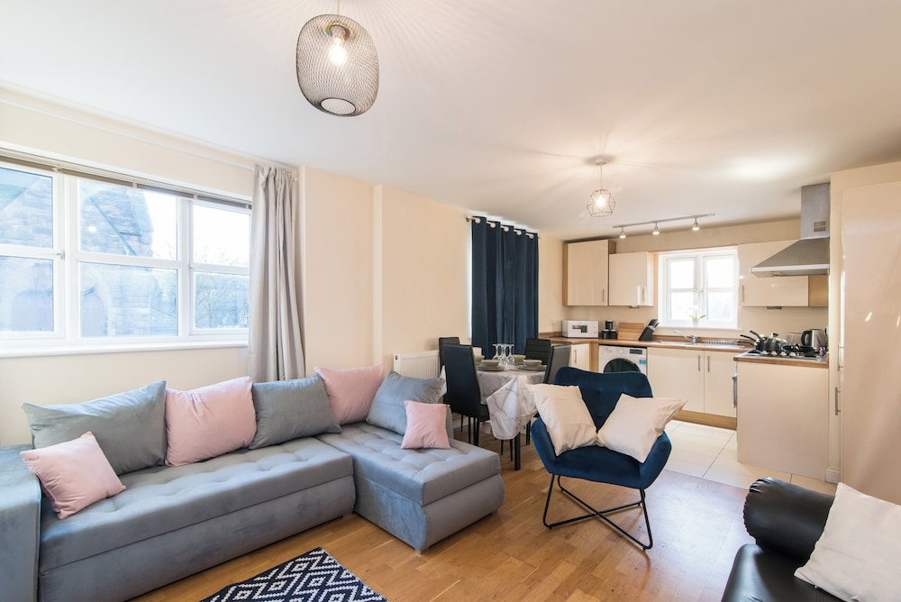 Apt - Sleeps 6 - Pets Ok - Parking