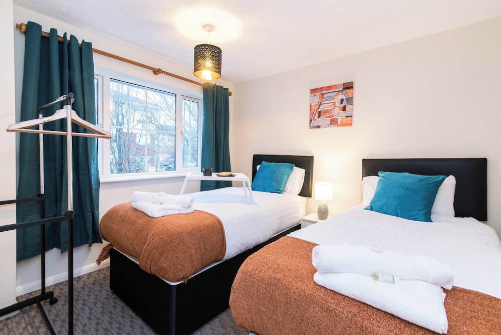 Spacious 3-bedroom Apartment w/ Private Garden