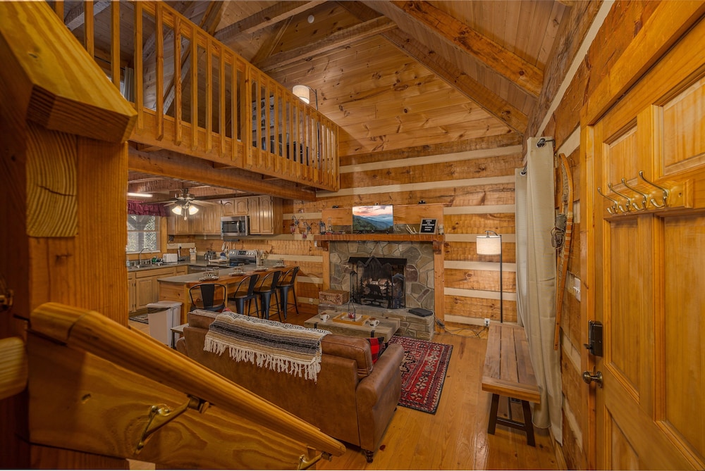 Hidden Hideaway 2 Bedroom Cabin by RedAwning view 3
