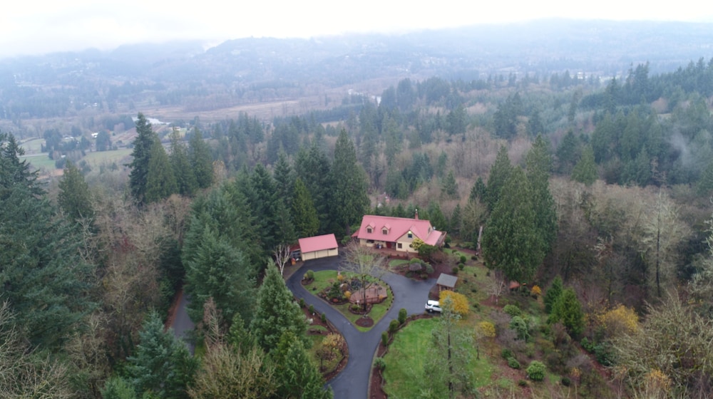 MapleRidge House: A BnB For All Seasons!