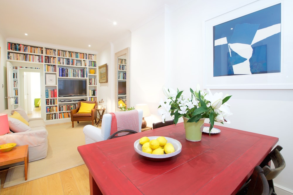 JOIVY English Retro 2BR Apt Near Battersea Park
