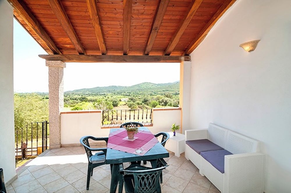 Residence with swimming pool near Budoni
