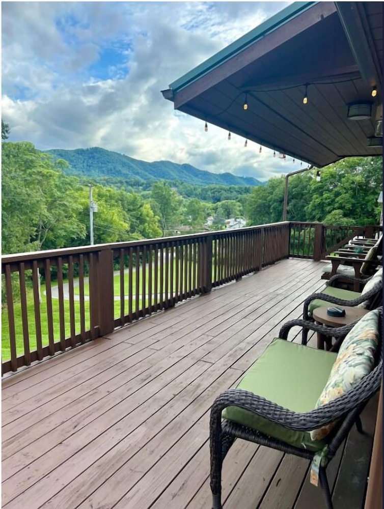 Riverside Retreat 4 Bedroom Cabin