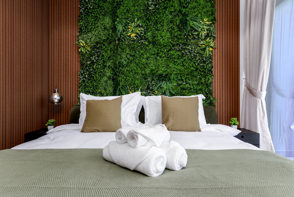 Waves - Tranquil Waterfront Living 2B Retreat With Balcony — bedroom