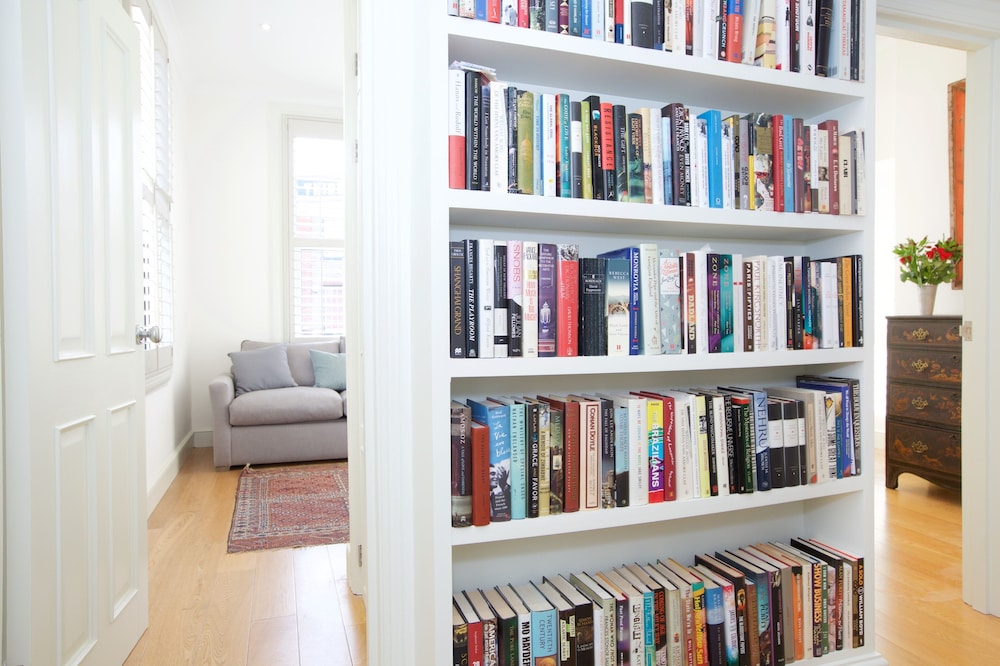 JOIVY English Retro 2BR Apt Near Battersea Park