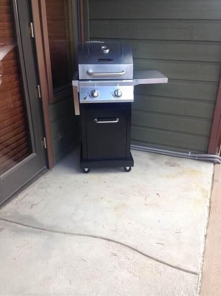 52 Clubhouse Rd Townhome with Private Hot Tub