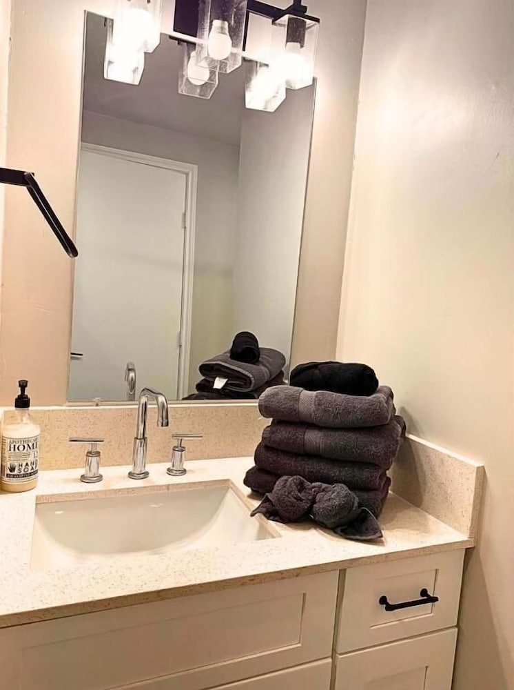 Stylish 1BR Urban Retreat