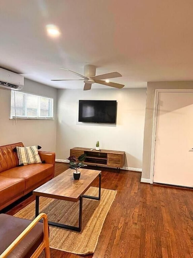Stylish 1BR Urban Retreat
