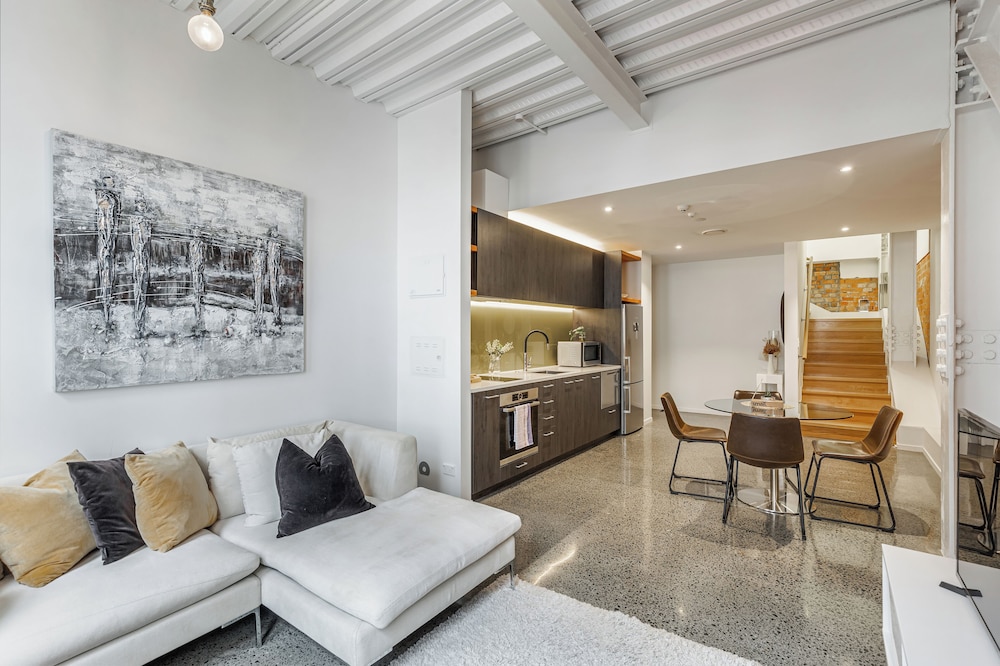 Downtown CBD Apt | Central Walkable | Zodiak Stays