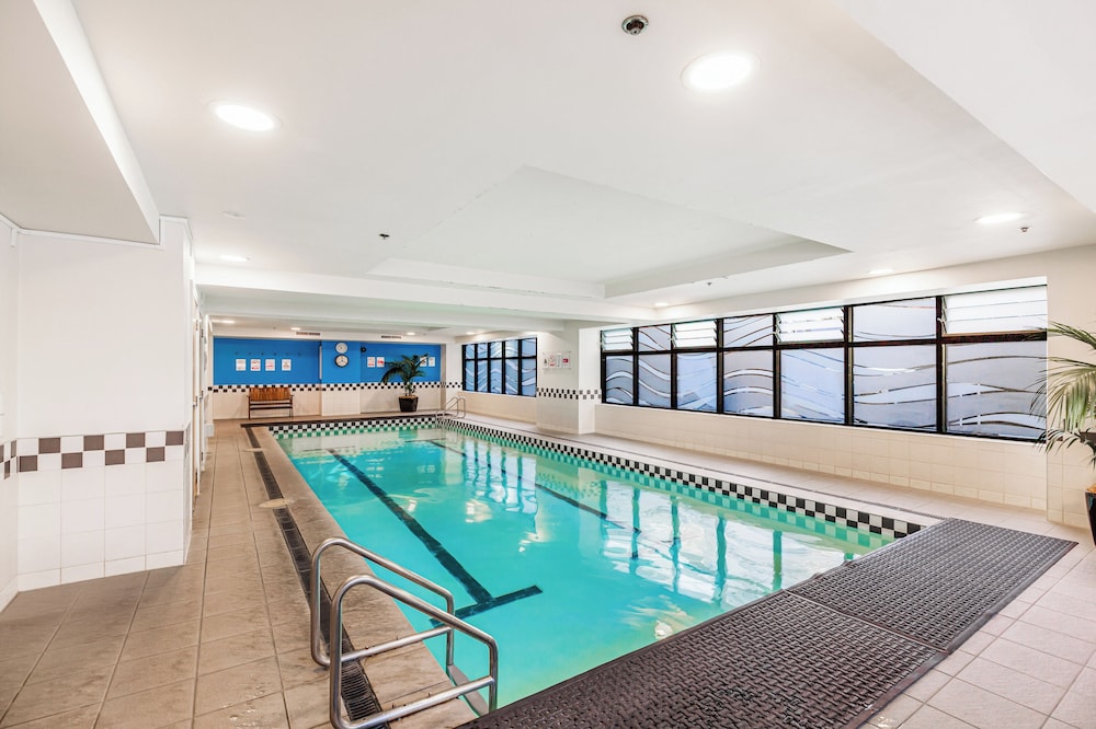 City Getaway 1BR Apt w Pool & Gym I Zodiak Stays