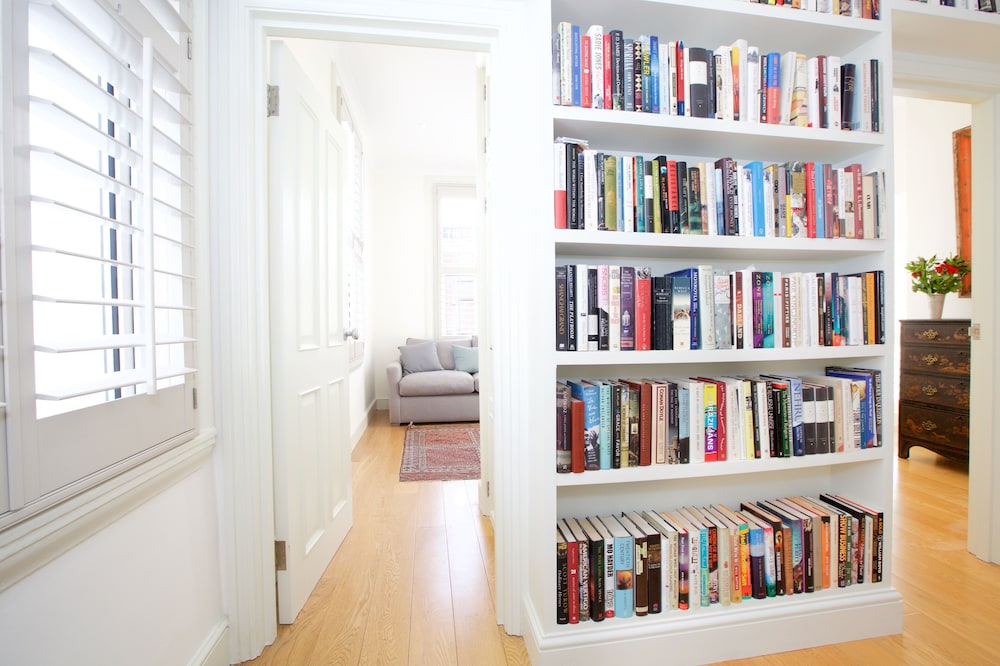 JOIVY English Retro 2BR Apt Near Battersea Park