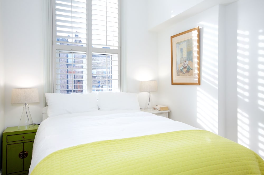 JOIVY English Retro 2BR Apt Near Battersea Park