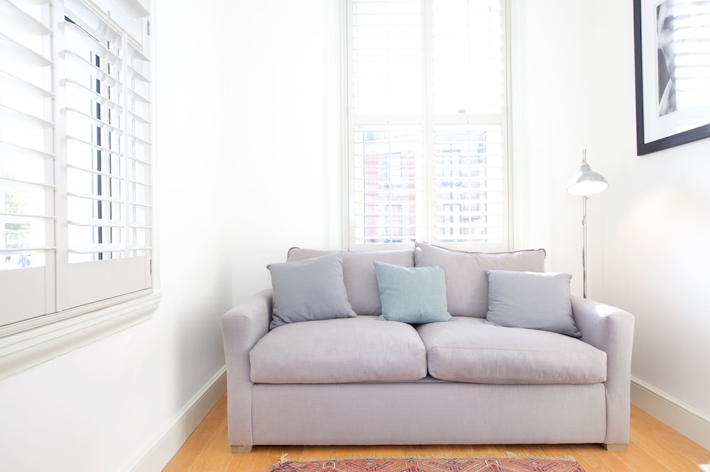 JOIVY English Retro 2BR Apt Near Battersea Park