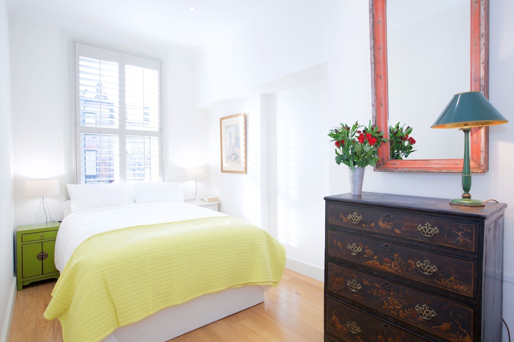 JOIVY English Retro 2BR Apt Near Battersea Park