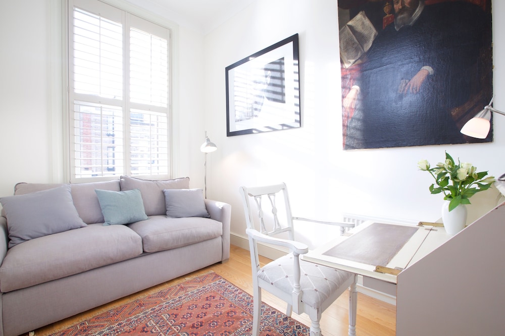 JOIVY English Retro 2BR Apt Near Battersea Park