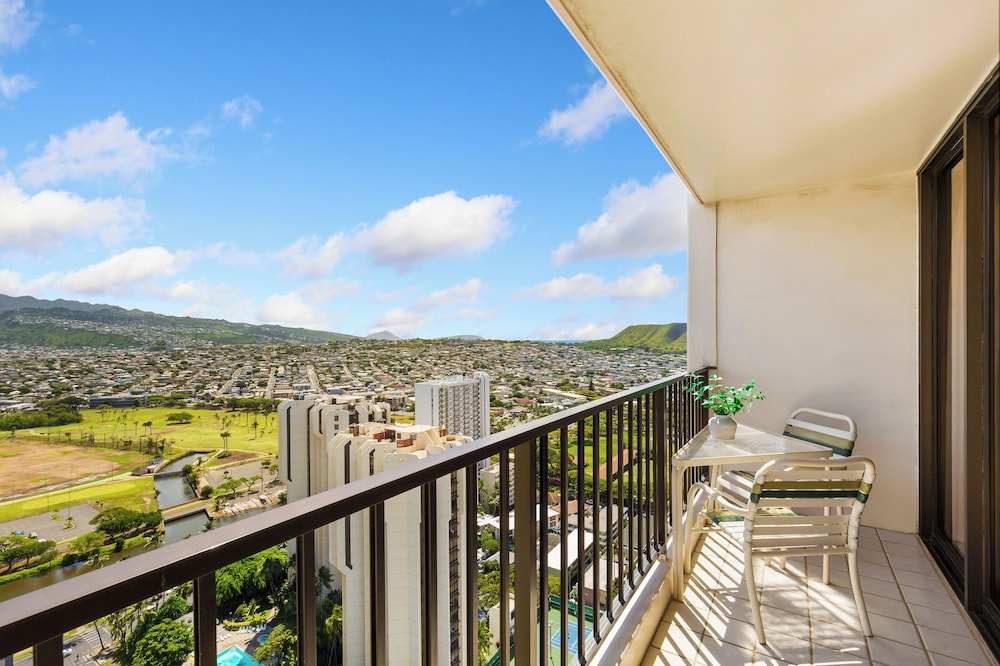 Waikiki Banyan 3409