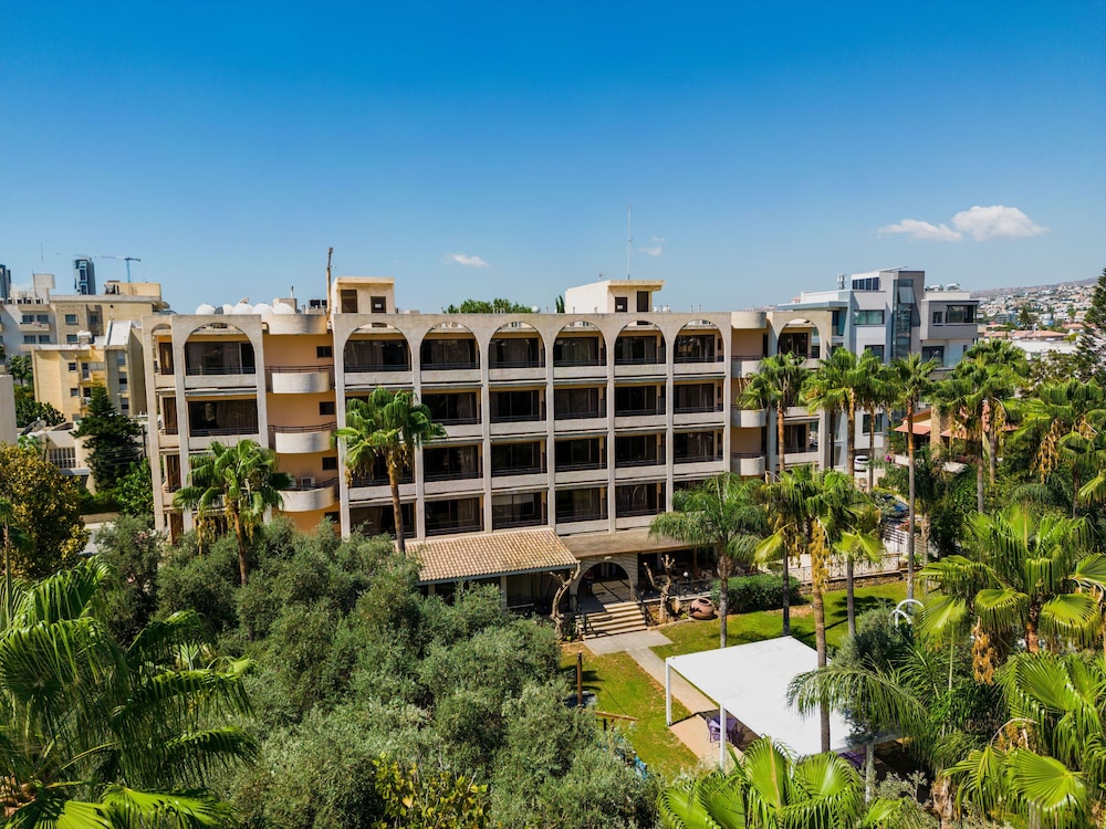 Studio Apartment With Balcony and Garden View