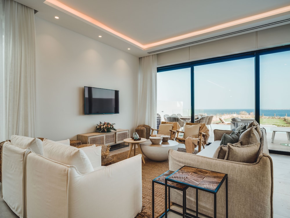 Sanders Konnos Bay Ira - Remarkable 5-bdr Villa On Beach Front