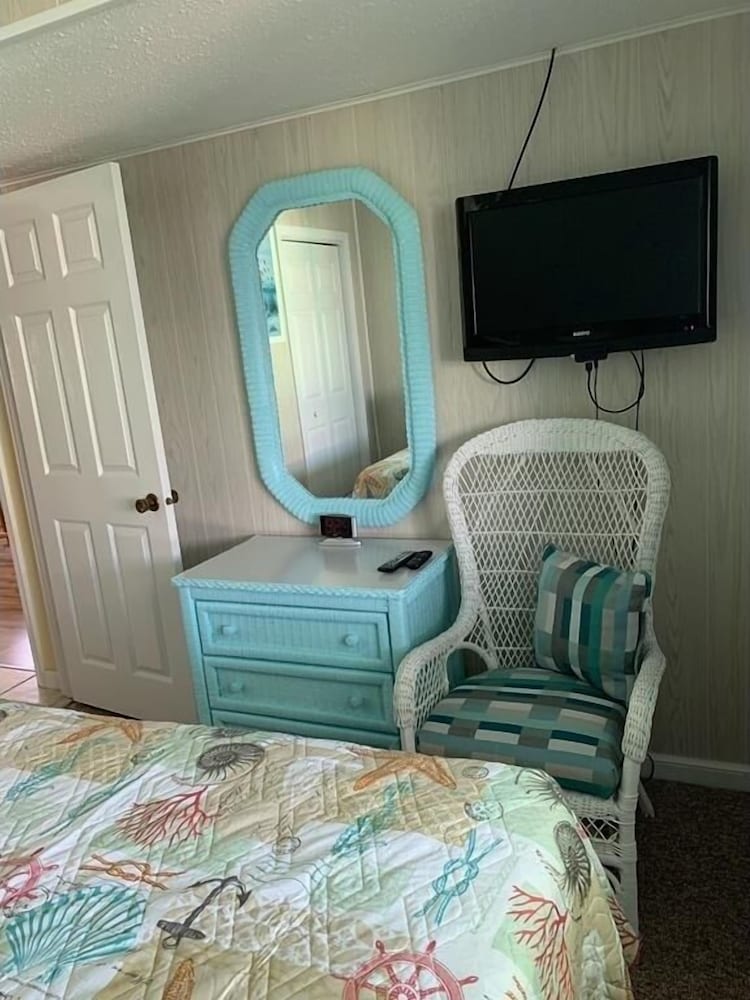 Drop Anchor - 1b 2 Bedroom Home by RedAwning