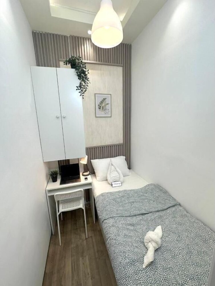 Cozy Partition Room in Tecom Near Metro