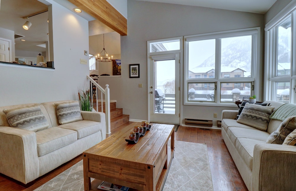 Private Mountain Town home Pet Friendly with Great Views - WD12 by Redawning
