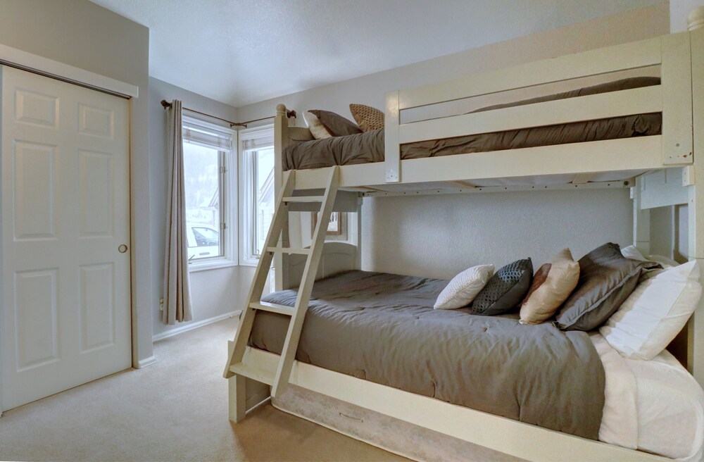 Private Mountain Town home Pet Friendly with Great Views - WD12 by Redawning