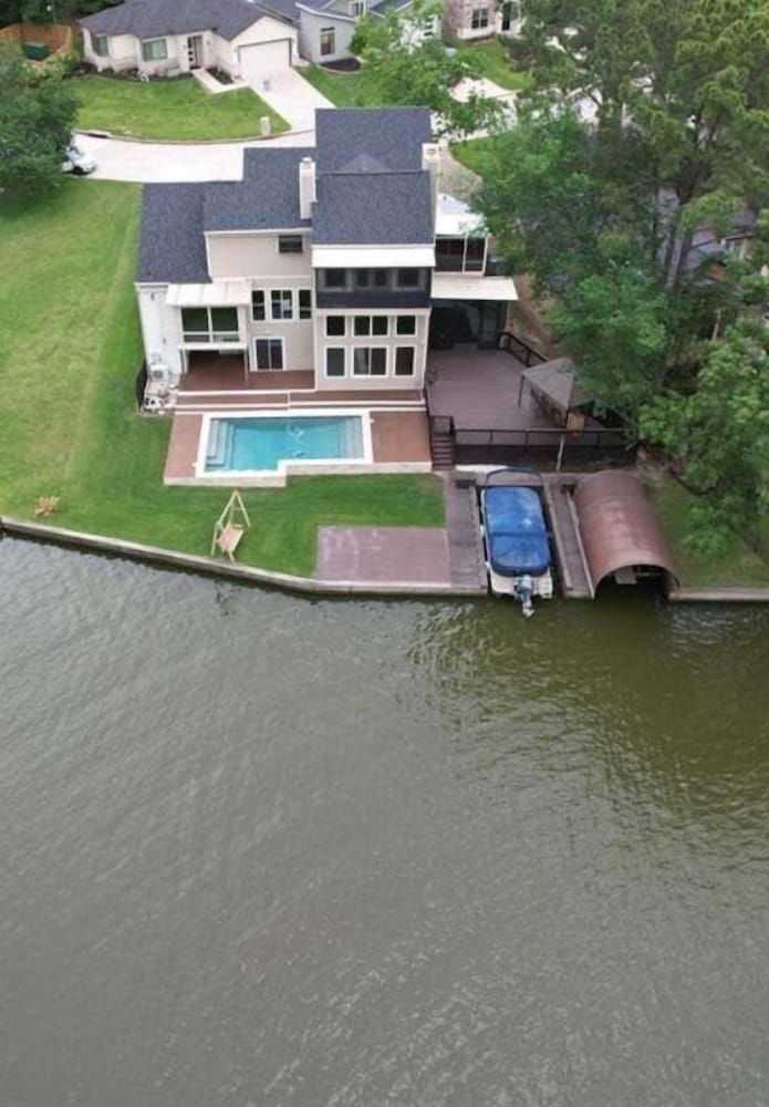 Lakefront Retreat With Private Pool, Hot Tub And Dock 4 Bedroom Home