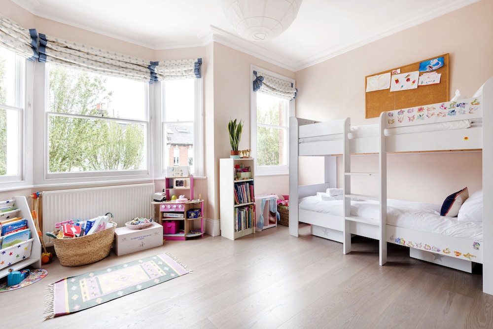 Spectacular Shepherds Bush Home Close to Westfield
