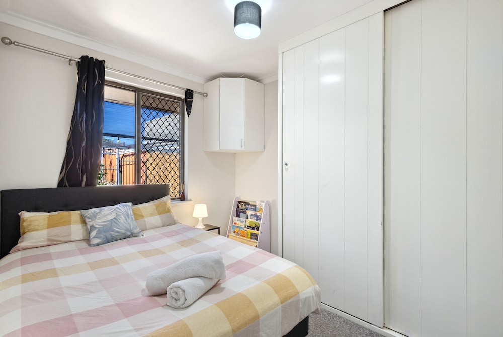 4BR Pool House Close to Shops