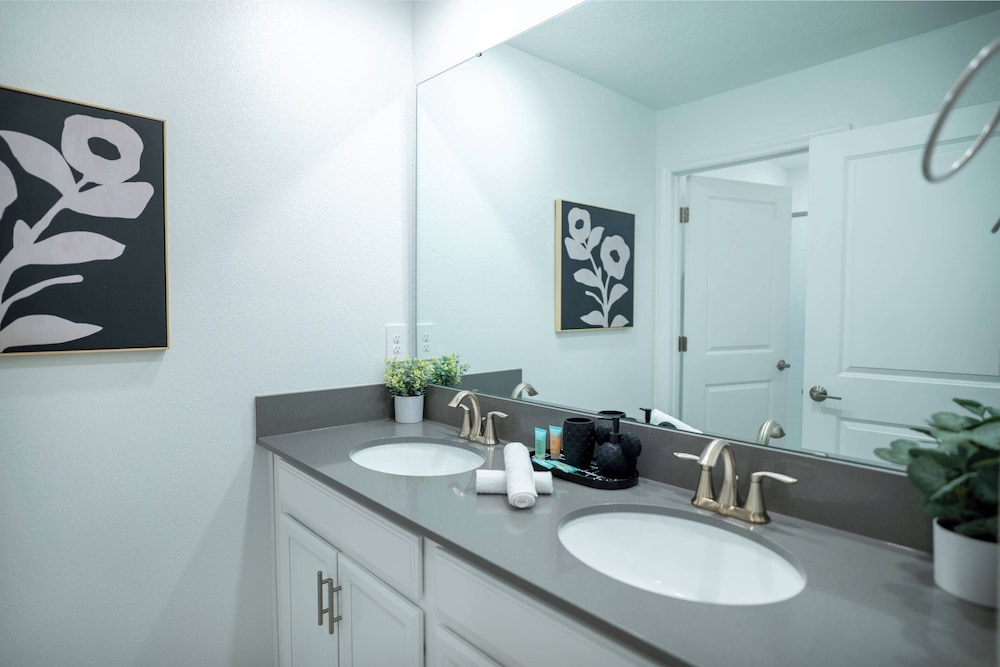 4BR Luxury Home at Champions Gate With Pool