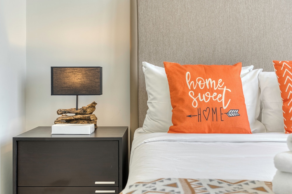 PVH - 1BR Lagoon View - District One