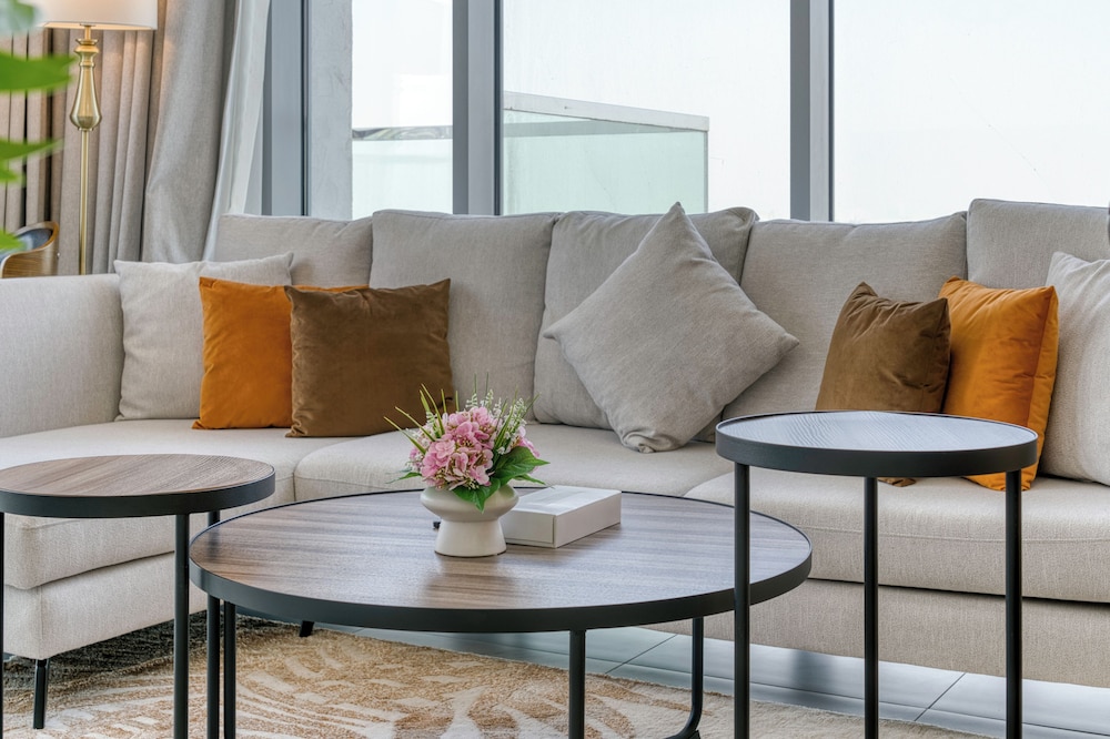 PVH - 1BR Lagoon View - District One