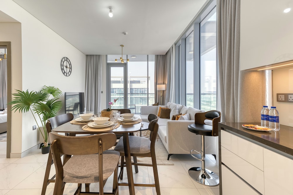 PVH - 1BR Lagoon View - District One