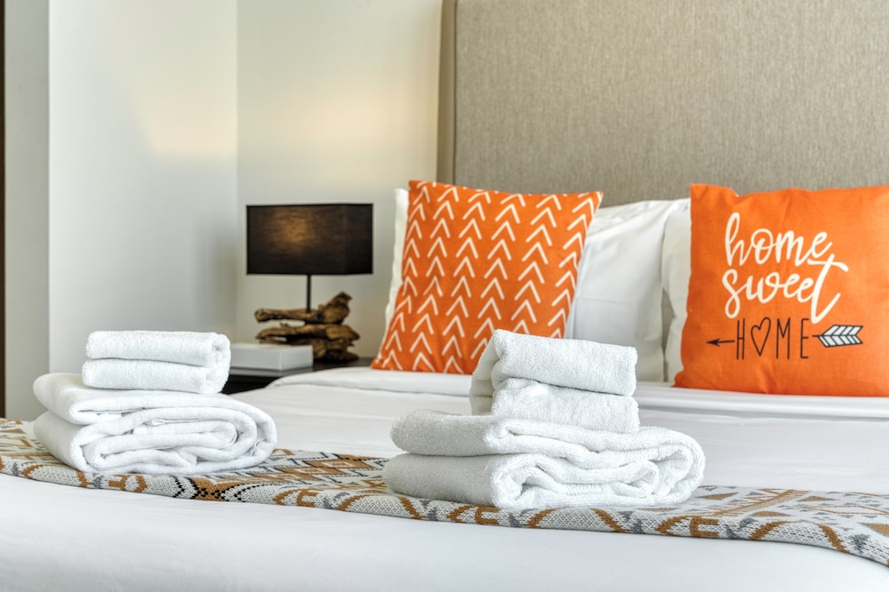 PVH - 1BR Lagoon View - District One