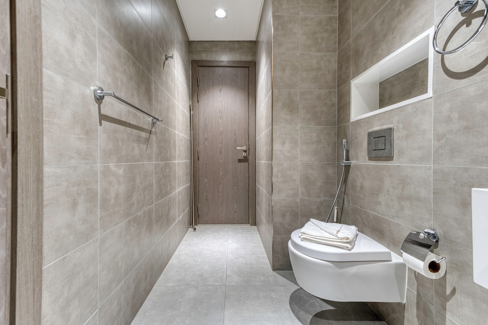 PVH - 1BR Lagoon View - District One