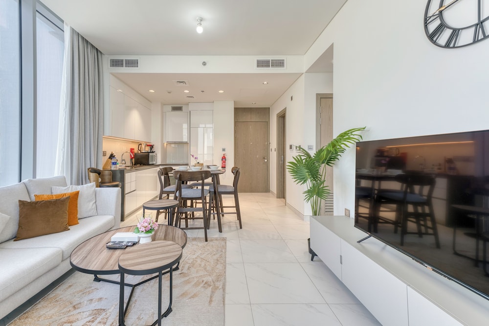 PVH - 1BR Lagoon View - District One