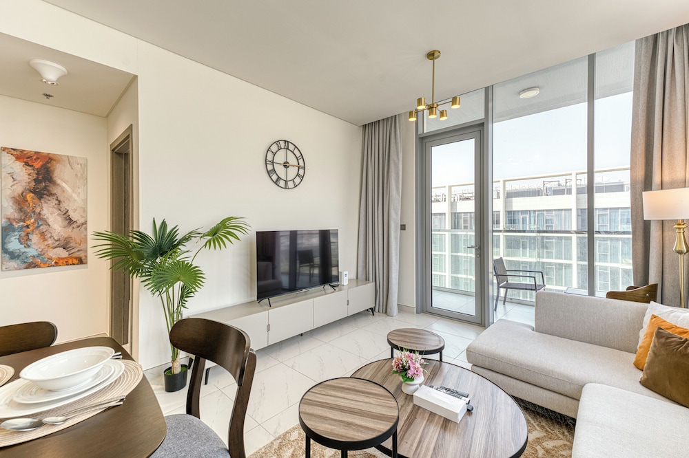 PVH - 1BR Lagoon View - District One