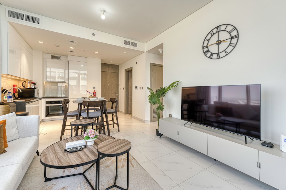 PVH - 1BR Lagoon View - District One