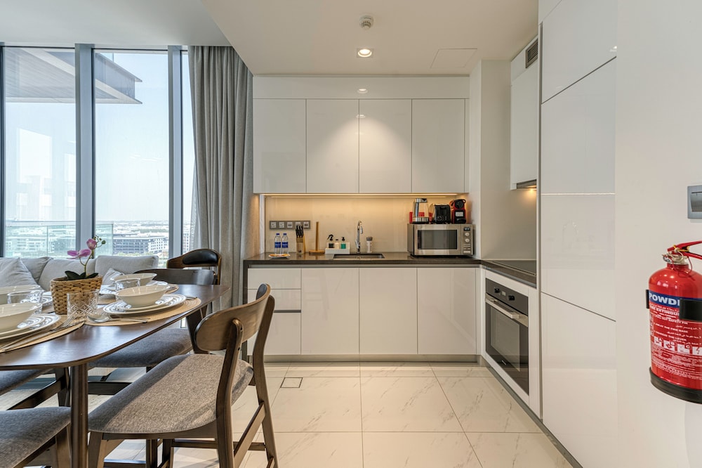 PVH - 1BR Lagoon View - District One