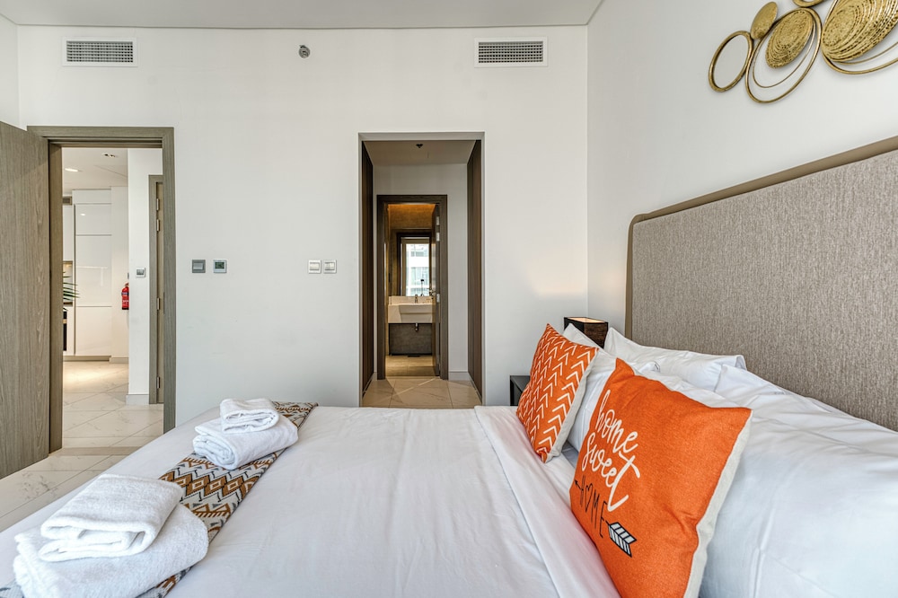 PVH - 1BR Lagoon View - District One