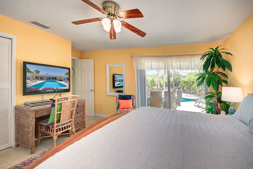 Narcissus Beach House - Weekly Beach Rental 2 Bedroom Home by Redawning view 4