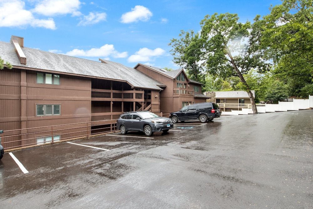 Stunning Lake Views, Pools, Wildlife, Pet-friendly