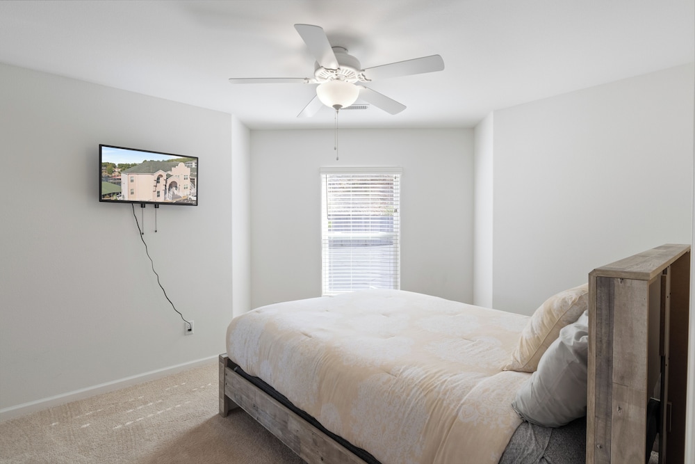 Central Location, Pool Access & Breathtaking Views