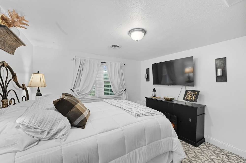 St. Louis Retreat With Game Room & Yard 3 Bedroom Home
