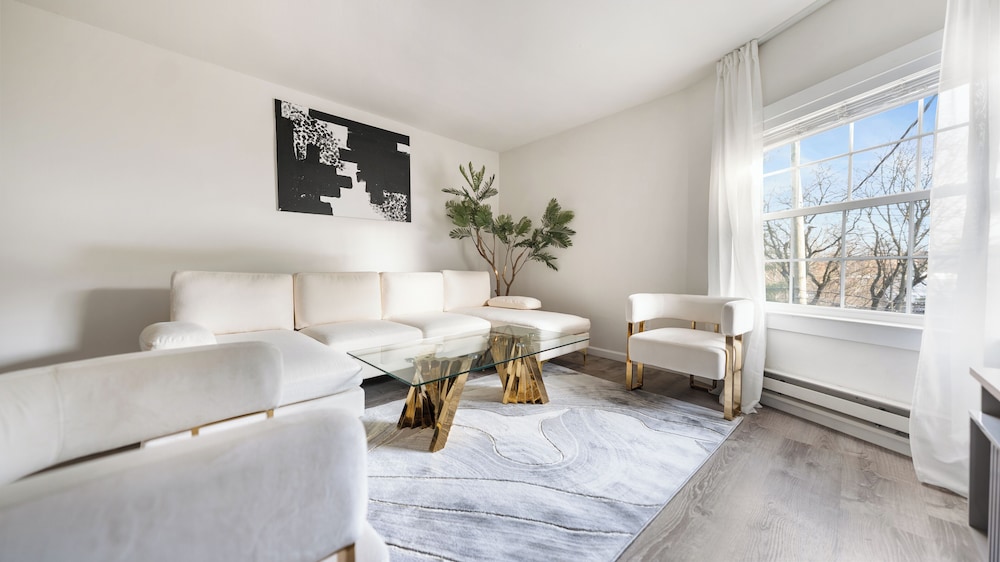 Ultra-Modern Luxe Sleek & Stunning Stay