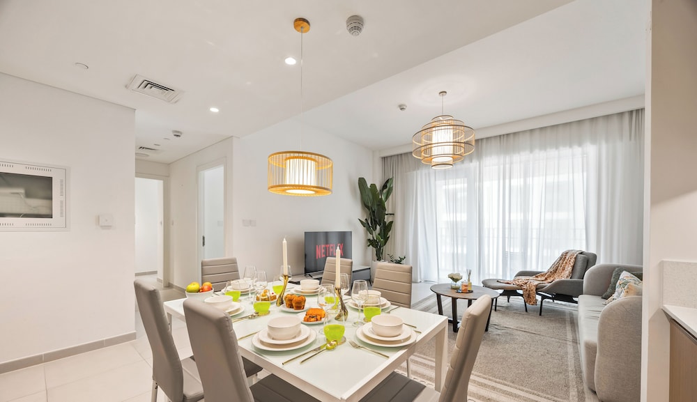 Beachside 2BR W Pool Gym Lagoon Access