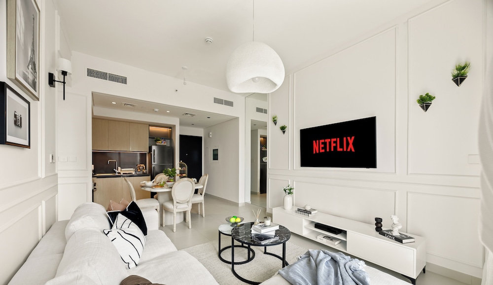 Alluring Parisian 1Br in Burj Crown